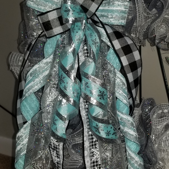 Winter Ice Skating Wreath - Picture 2 of 5